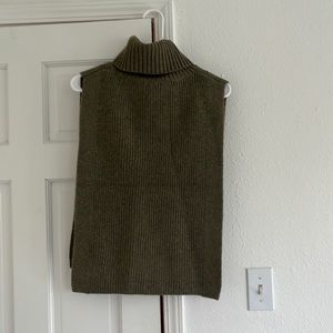 Sleeveless, trendy sweater